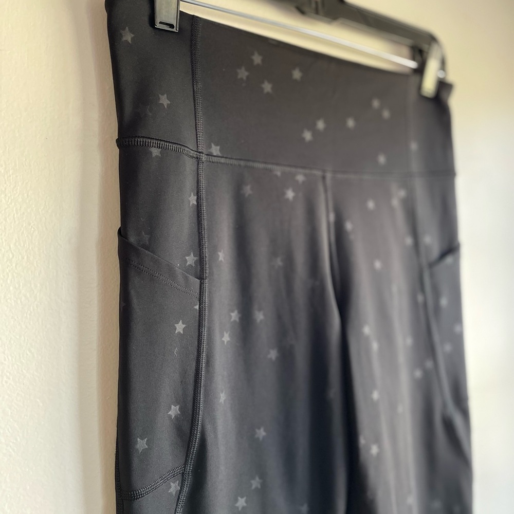 GapFit Black Star Print Cropped Leggings with Pockets Size M - Picture 2 of 4